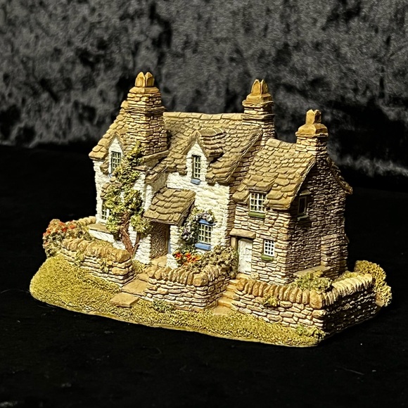 Lilliput Lane | Puffin Row | England Collection - Picture 1 of 16